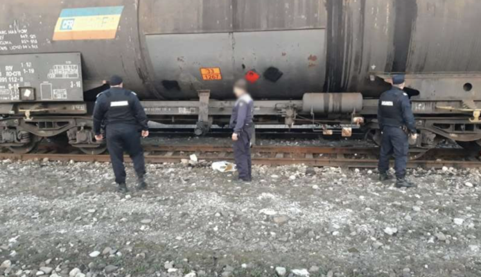 Flagrant! Reținuți după ce au furat peste 800 de litri de motorină dintr-un tren de marfă