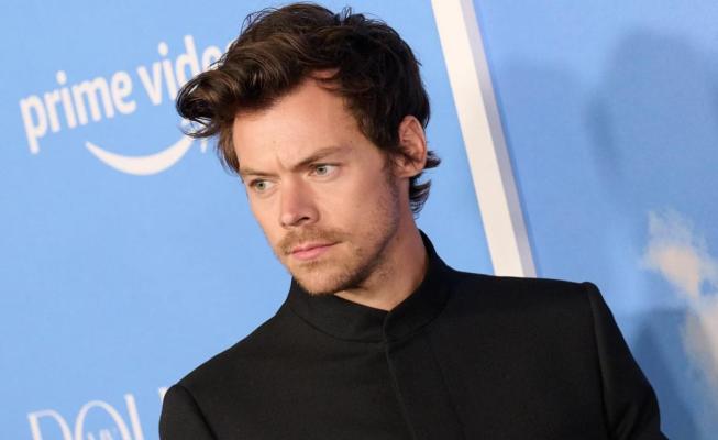 Harry Styles a fost lovit în ochi cu o bomboană Skittles în timpul unui concert