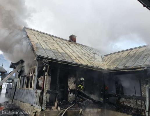 O femeie a ajuns cu arsuri la spital, după ce i-a luat foc locuinţa