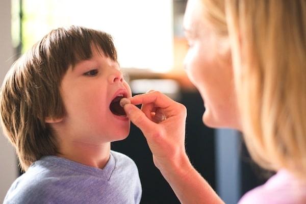 Un medic de familie acuză consumul excesiv de suplimente pentru creşterea imunităţii la copii