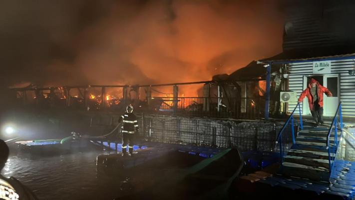 Incendiu uriaș la o pensiune din Delta Dunării. O persoană s-a intoxicat cu fum. Video