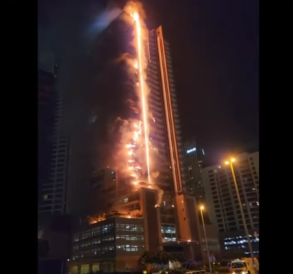 Incendiu puternic lângă cea mai înaltă clădire din lume