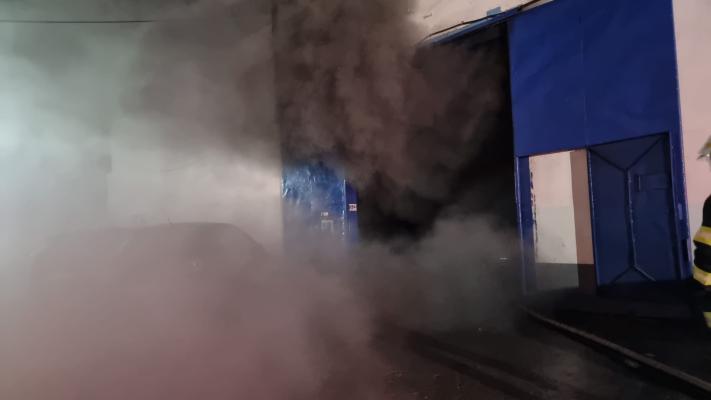 Incendiu de proporții la un service din Constanța, plin cu mașini