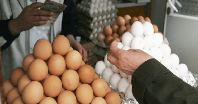 Patronul unei cofetării, somat să nu mai ia ouă din piață - DSP cere achiziționarea produselor din supermarket