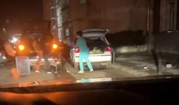 O infirmieră, filmată în timp ce încărca varză într-o mașină, în timpul programului. Video