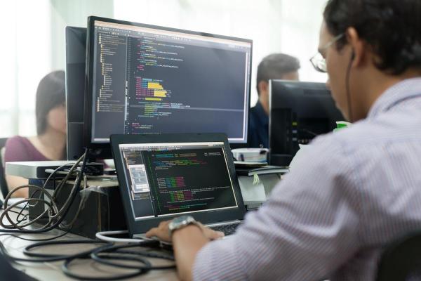 Afacerile industriei de software din România vor atinge un nivel record de 11 miliarde de euro în 2022