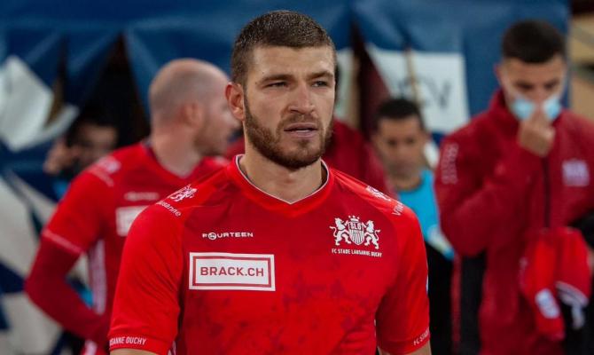 Un fotbalist internațional de 27 de ani s-a aruncat de pe un bloc şi a murit pe loc