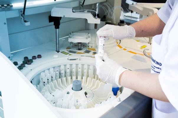 Greșeli din pandemie: Un laborator a raportat mii de cazuri pozitive COVID ca fiind negative