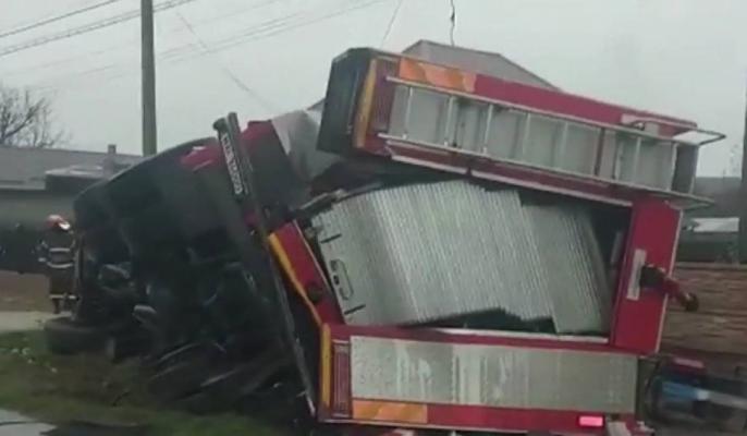 O mașină de pompieri s-a răsturnat în timp ce se îndrepta spre un accident rutier