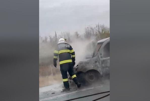 O mașină a ars ca o torţă, pe autostrada A2. Video