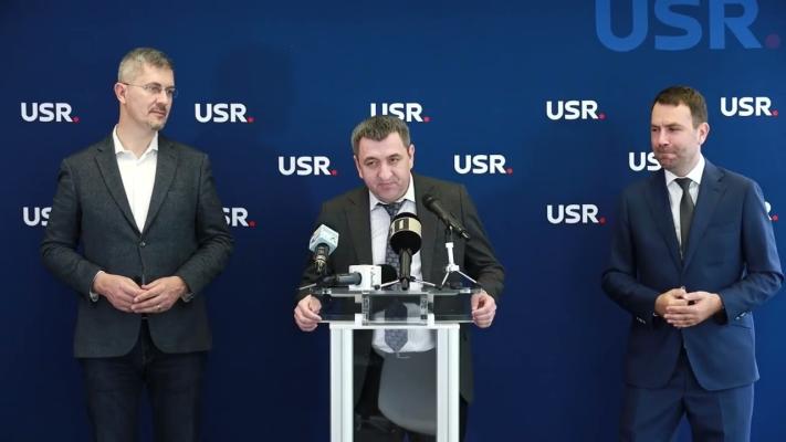 USR se transformă în ”uniunea populiștilor”: 'Salvatorii' vor lege pentru asigurarea transportului gratuit al elevilor care studiază în alte localităţi