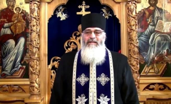 Părintele Calistrat lovește puternic o femeie, chiar în curtea bisericii