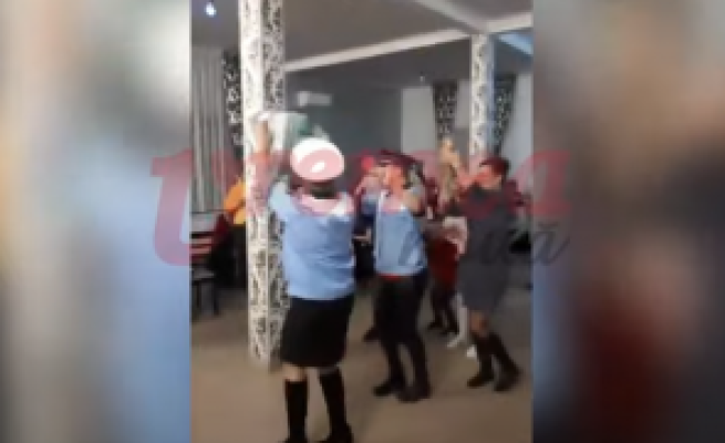 Infirmiere filmate în uniformă de polițist dansând Dansul găinii! Video