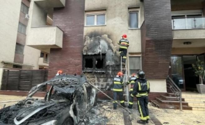 O mașină a luat foc în București: flăcările s-au extins și au pus în pericol blocul 