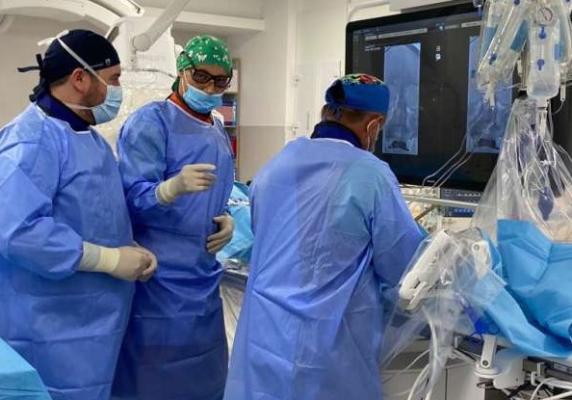 Premieră medicală de embolizare a unui anevrism gigant, prin implantarea unui dispozitiv de tip disruptor