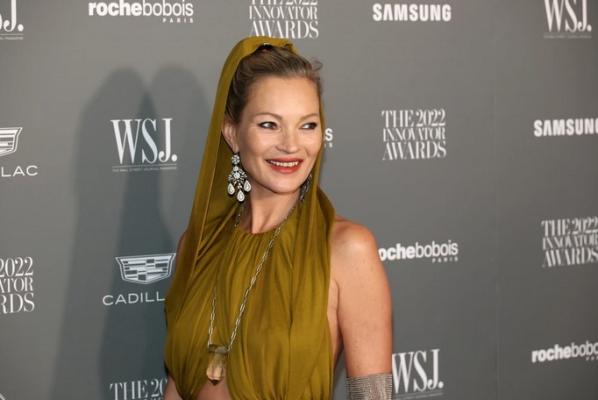 Kate Moss, fără sutien la 48 de ani! Arată incredibil
