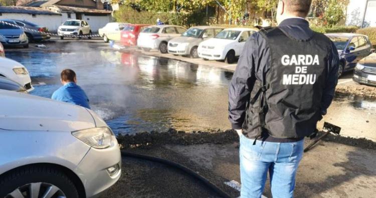Parcarea unui bloc din Constanţa, „inundată“ cu păcură
