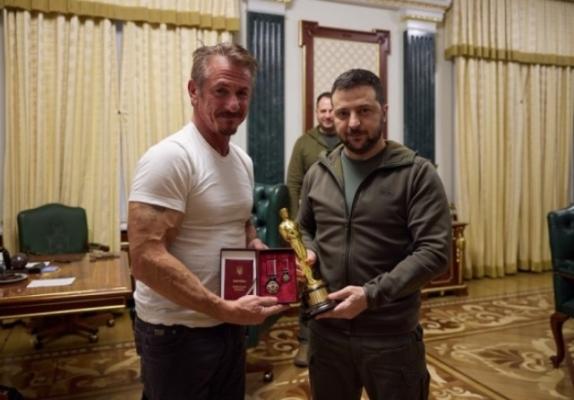 Gest simbolic: Sean Penn i-a împrumutat lui Volodimir Zelenski statueta Oscar