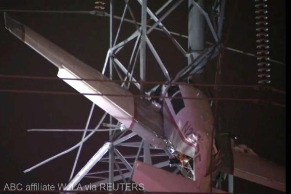 SUA: Un avion prăbuşit peste linii electrice a provocat întreruperi masive de curent electric 