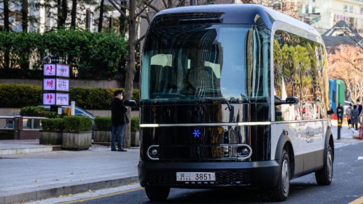 Primul autobuz fără șofer a intrat pe traseu: „Acesta este viitorul” 