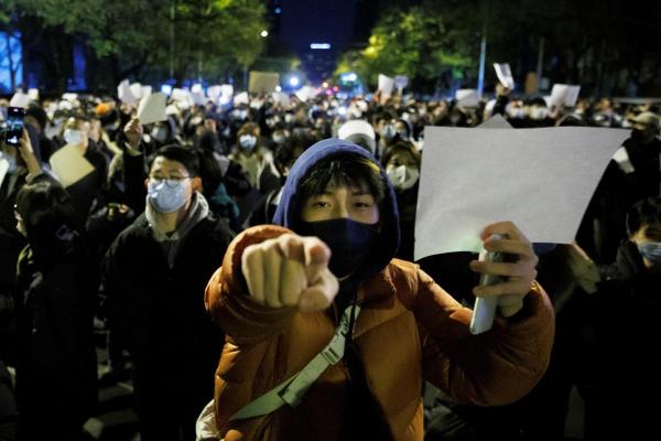 Protestele dau roade în China: Autoritățile ridică restricțiile de la cea mai mare fabrică de iPhone