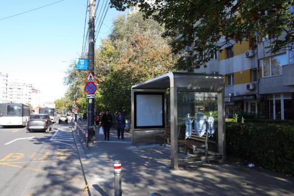Continuă montarea refugiilor noi în stațiile de autobuz din Constanța 
