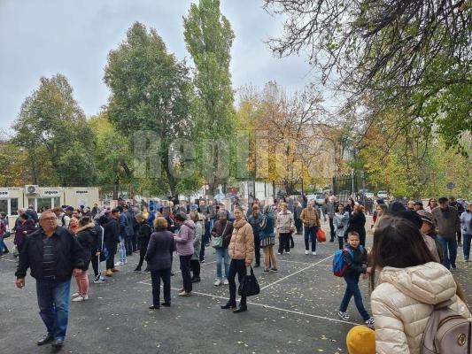 Protest! Părinții de la Școala Gheorghe Țițeica îi iau apărarea profesoarei de matematică. Video