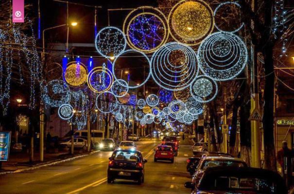 Constanța intră în spiritul Crăciunului; A început montarea luminilor de sărbători!  Video