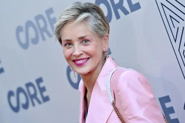  Sharon Stone a dezvăluit că are o 'tumoră mare', descoperită după un diagnostic greşit 