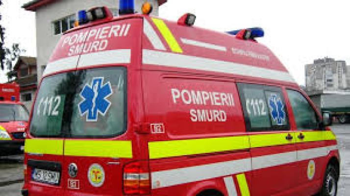 O bătrână de 73 de ani a ajuns la spital, după ce ar fi încercat să întoarcă fără să se asigure şi a lovit o altă maşină