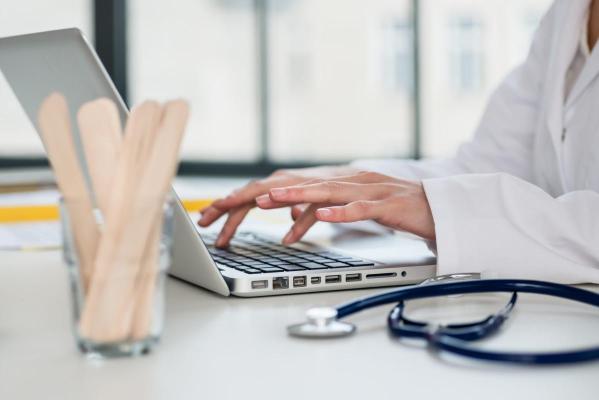 DSP: Medicul care își ținea pacienții pe trotuar și îi consulta la geam a procedat corect!