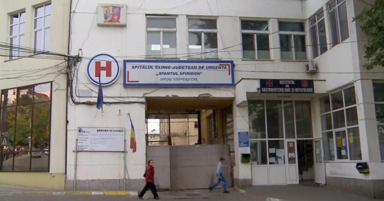 Medicul care și-a 'cazat' părinţii în secția pe care o conducea a fost demis