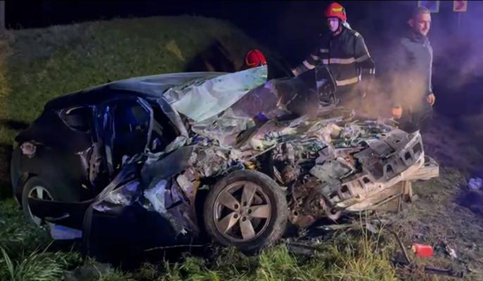 Un tânăr de 20 de ani a supraviețuit miraculos, după ce a intrat frontal cu maşina într-un TIR