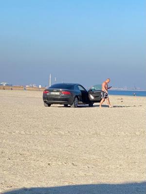 Un ucrainean și-a ”parcat„ mașina, fix în mijlocul plajei din Mamaia