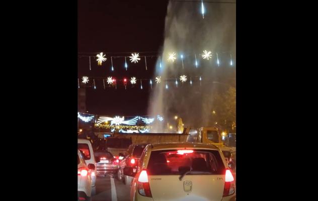 Fântână arteziană în mijlocul intersecției, în Tomis 3. Video