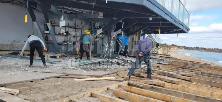 Primăria Limanu a demolat restaurantul ridicat ilegal pe plaja din Vama Veche de inspectorul de la Antifraudă, Marius Bărbat