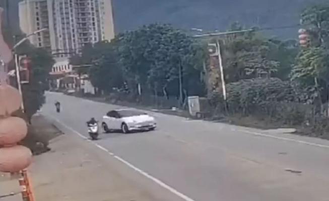 O mașină Tesla, scăpată de sub control, pe o șosea din China: doi morți şi trei răniți. Video