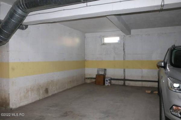 Două locuri de parcare ale unui afacerist din Constanța, scoase la licitație cu 20.000 de euro