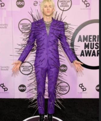 Machine Gun Kelly, apariție bizară la American Music Awards