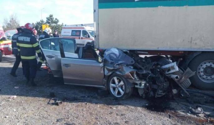 Un bărbat a murit şi altul a fost rănit după coliziunea dintre un autoturism şi un autocamion 