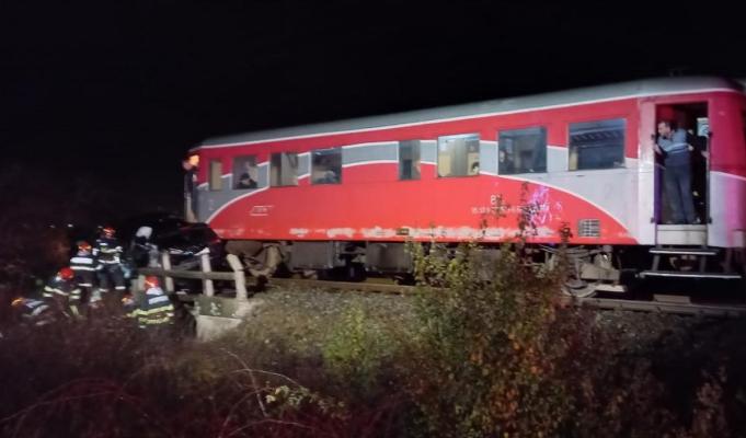 Accident grav: Mașină lovită de tren și proiectată într-un cap de pod