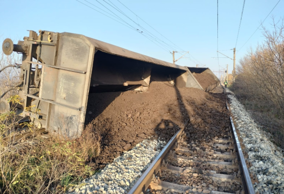 Un tren care transporta peste 3000 de tone de cărbune a deraiat