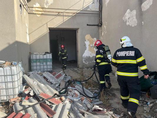 Incendiu la o fostă fabrică de mezeluri din municipiul Tulcea! Video