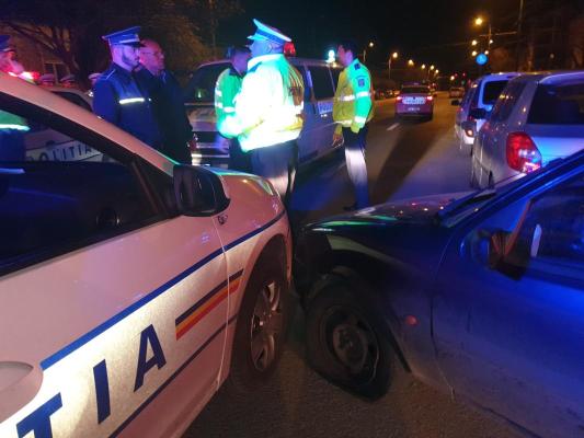 Urmărire ca în filme pentru prinderea unui bărbat care conducea o autoutilitară fără permis