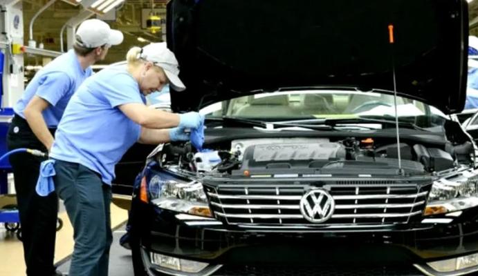 Volkswagen se alătură companiilor ce îşi suspendă publicitatea pe Twitter
