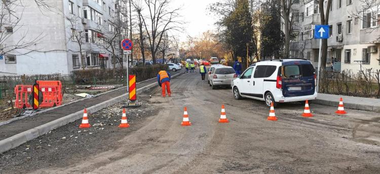 Continuă lucrările de recondiționare a carosabilului pe strada Sergent Nicolae Grindeanu