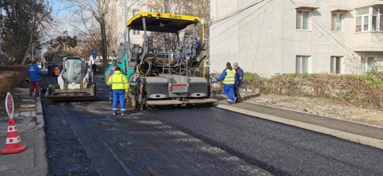 Continuă lucrările de reabilitare a tramei stradale în cartierele orașului