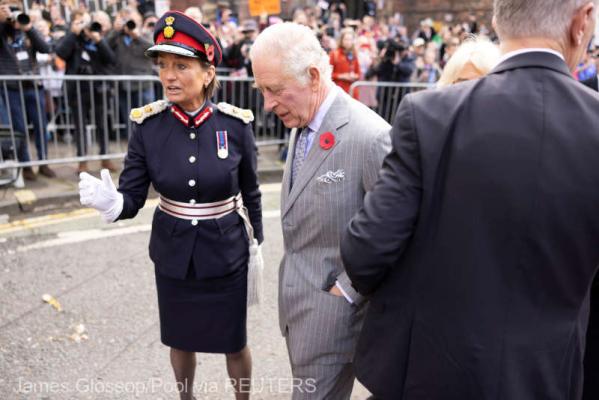Regele Charles al III-lea ignoră dorința mamei sale