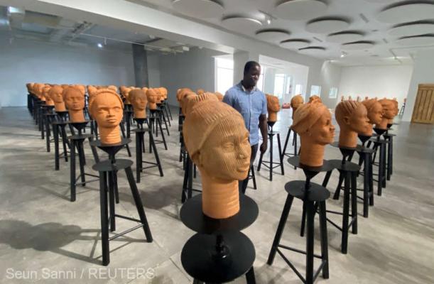 Chipurile a peste o sută de fete răpite din Chibok, sculptate în lut în cadrul unui proiect de artă
