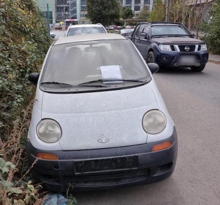 Poliţiştii locali continuă campania de ridicare a maşinilor abandonate